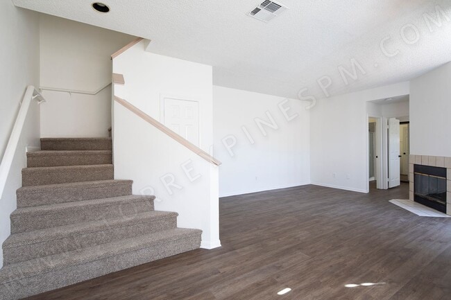 Building Photo - *OPEN HOUSE: 11/22 1:30-2:30pm* 3BR Townhouse in Pacific Beach + W/D