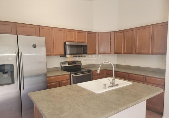 Building Photo - 3133 W Huntington Dr