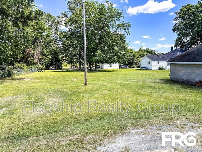 Building Photo - 304 N Caswell St