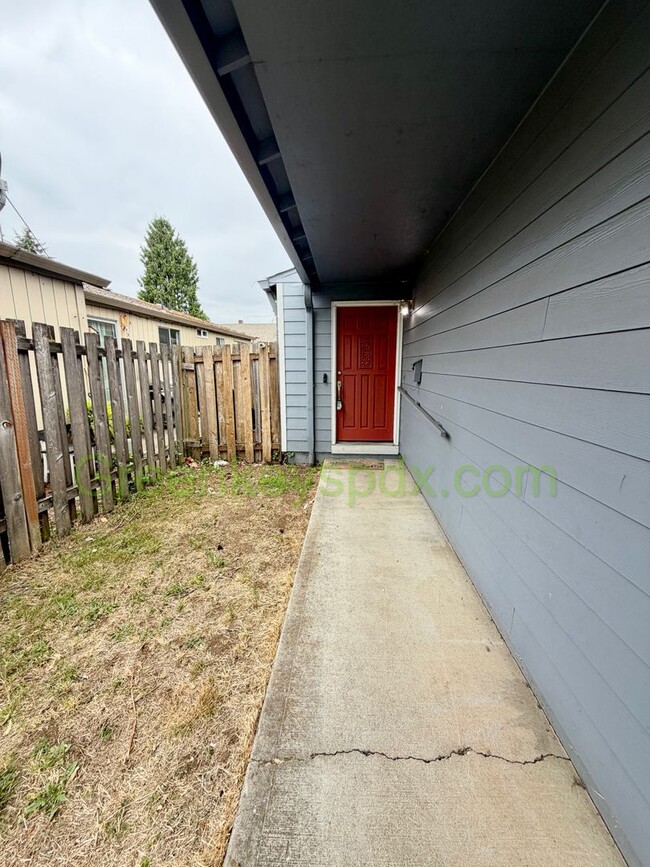 Building Photo - Wonderful 3-bedroom 2 Bath House in SE Portland!