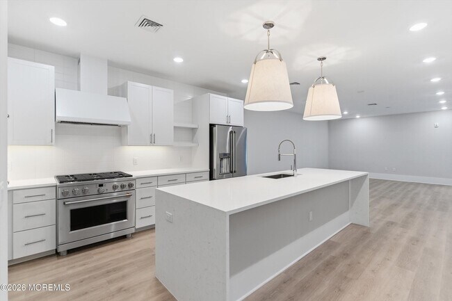 Building Photo - 215 2nd Ave