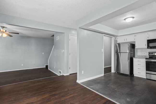 Building Photo - 642 NW Valleybrook Rd