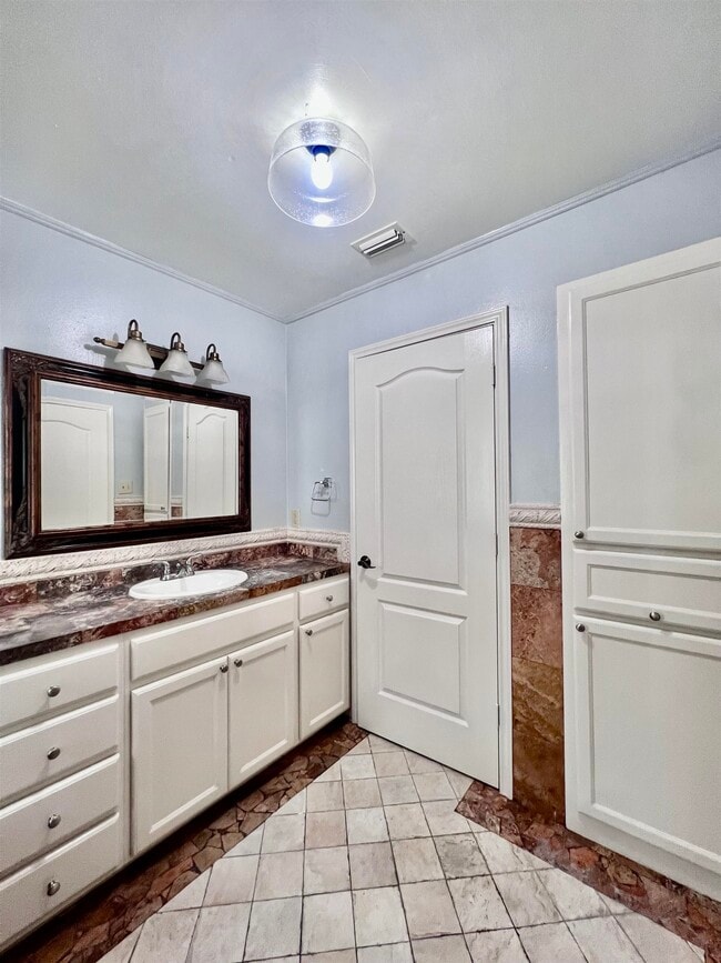 Building Photo - 207 Martingale