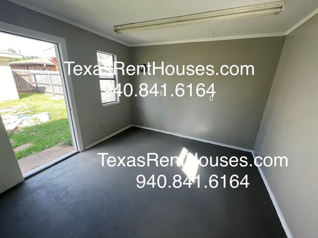 Building Photo - Gorgeous Home with updates and space!