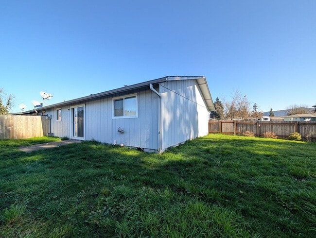 Building Photo - Cozy 2-Bedroom, 1-Bath Duplex in Springfield!