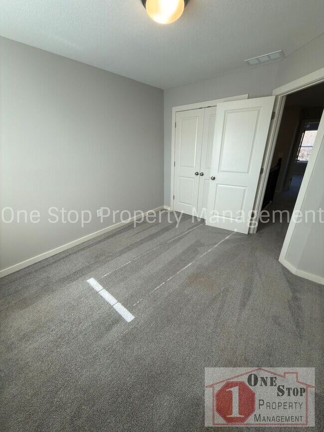 Building Photo - 3 Bedroom / 2.5 Bathroom Townhome in Louisburg, KS!