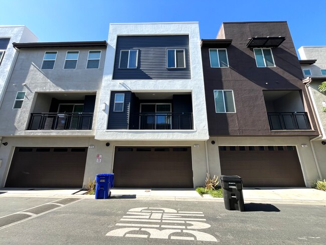 Building Photo - 3 bed, 4 bath located in Rancho Cucamonga!