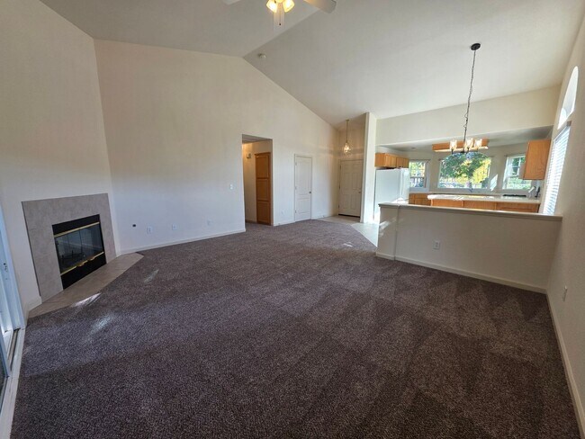 Building Photo - Single story home near CSU Stanislaus!