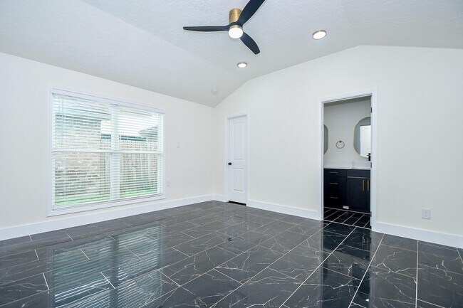 Building Photo - 6530 La Violetta Dr