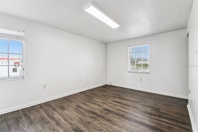 Building Photo - 855 E Brandon Blvd