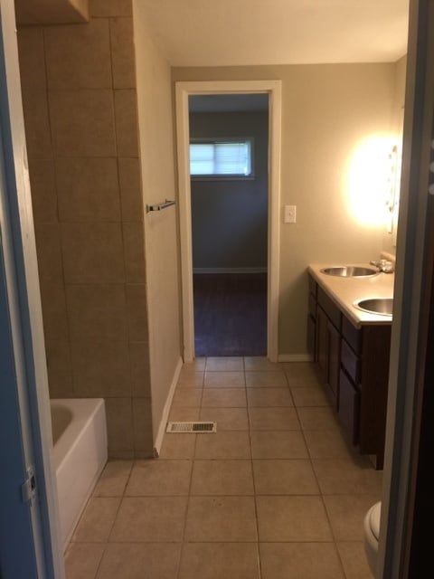 Building Photo - 3 bedrooms 2 bathrooms 1 car carport