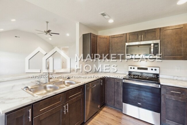 Building Photo - 441 Deluth Dr