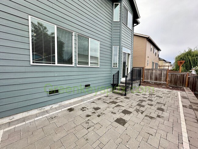 Building Photo - Gorgeous 3-Bedroom 2.5-Bathroom House with...