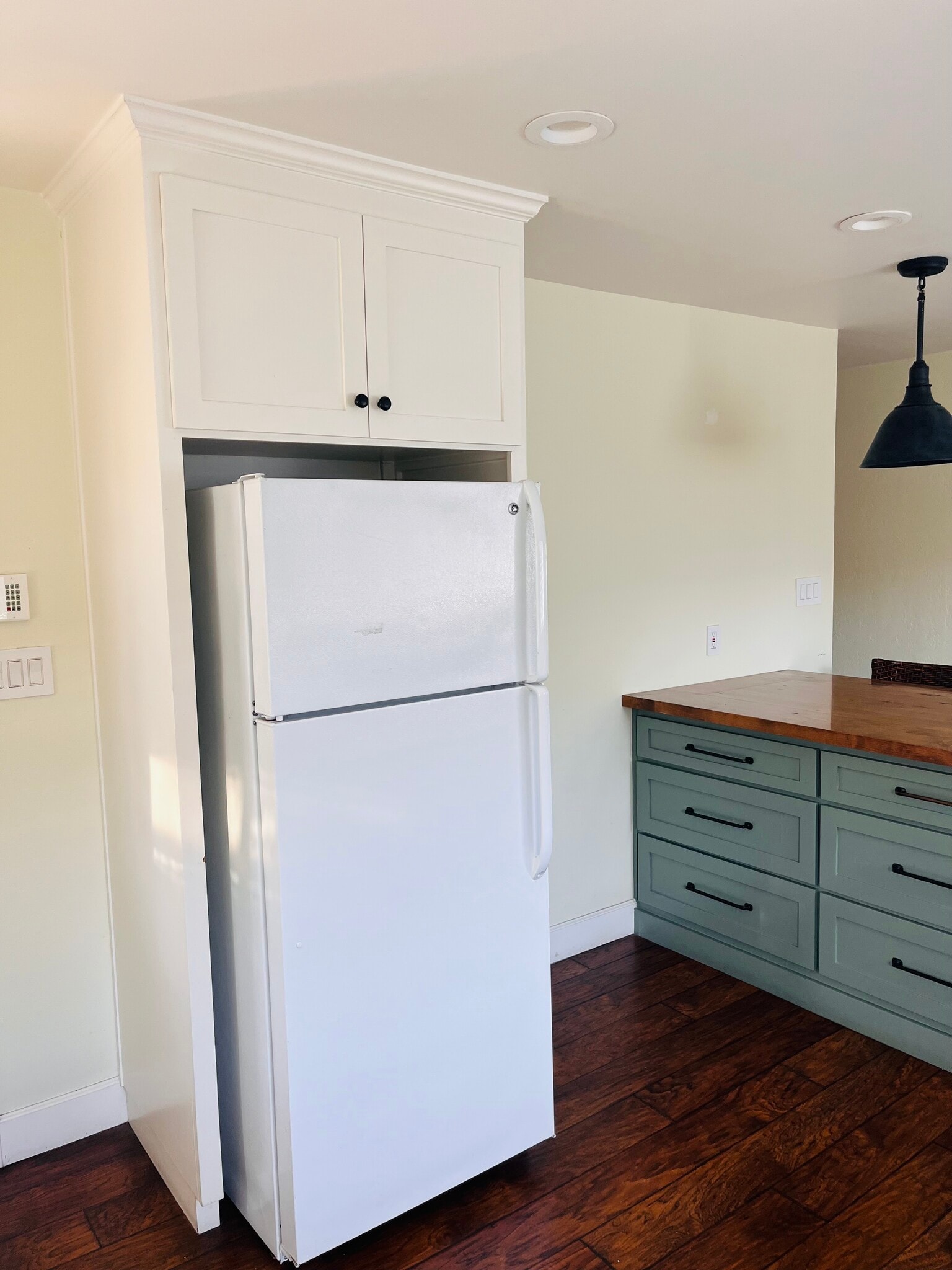 Building Photo - 233 Cherry Way