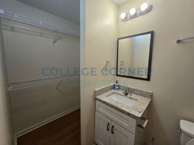 Building Photo - 1048 Ranch Dr