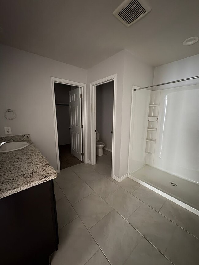 Building Photo - Half off deposit for OCTOBER