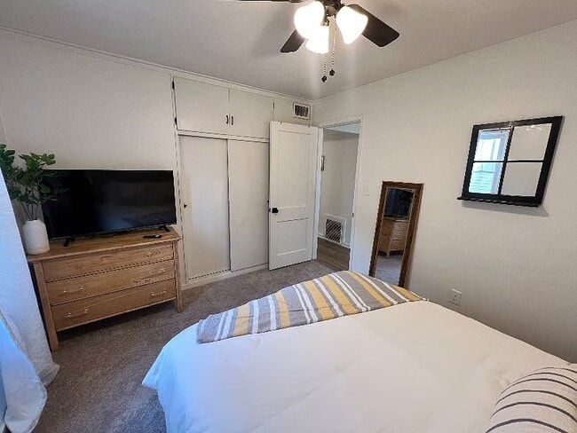 Building Photo - 913 E Gift Ave