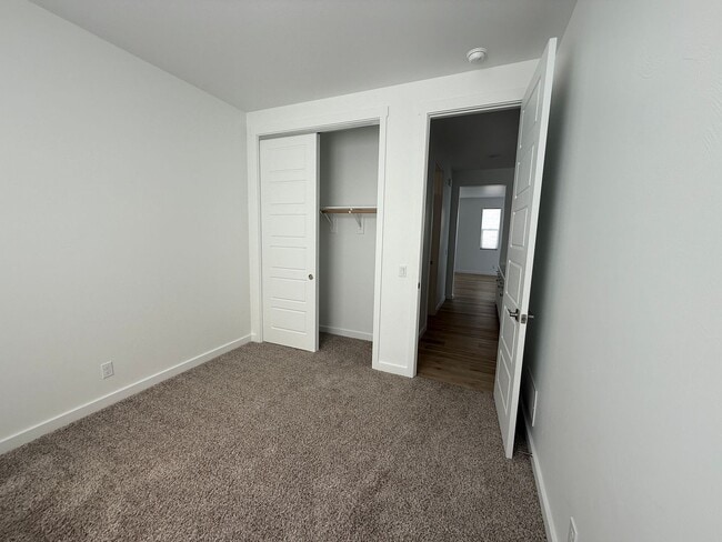 Building Photo - Pet Friendly 3 Bed 2.5 Bath Single Family ...