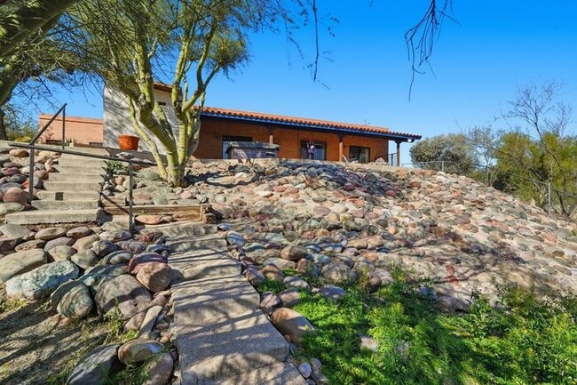 Building Photo - 770 N Lazy J Wy