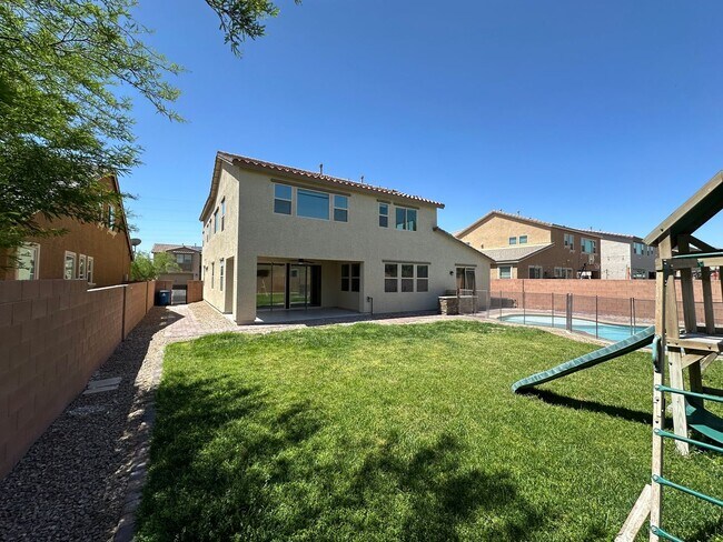 Building Photo - Spacious House