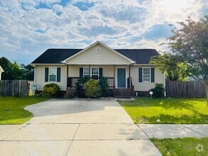 Building Photo - ADORABLE 3 BR, 2 BA W/ FENCED-IN BACKYARD ...