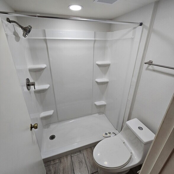 Building Photo - 850 S River Dr