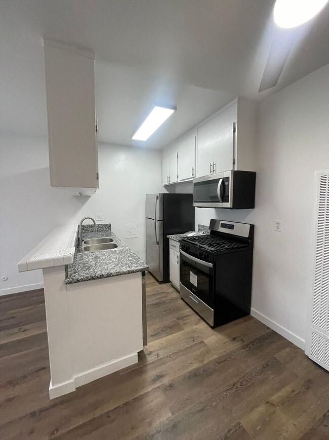 Interior Photo - 1645 N. Winona Blvd