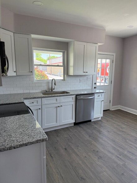 Building Photo - 115 Oak St