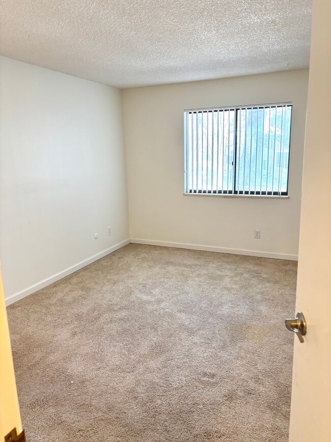 Building Photo - Nicely updated 2bd 2 ba Condo for rent Den...