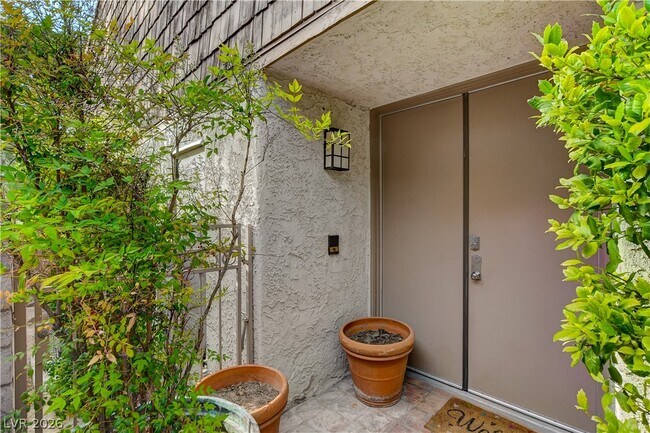 Building Photo - 3223 Pinehurst Dr