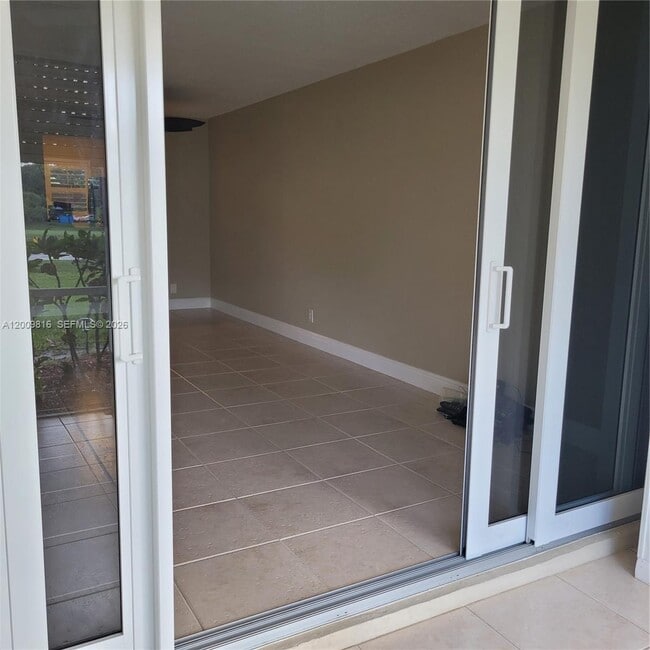 Building Photo - 1811 Sabal Palm Dr
