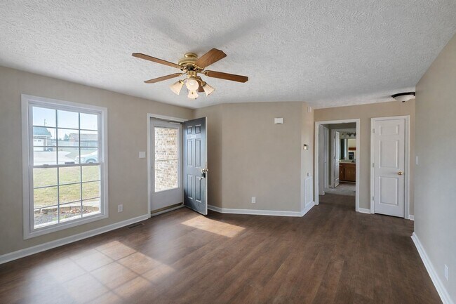 Building Photo - Beautiful 3 Bedroom 2 Bath Home