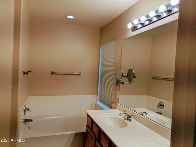 Building Photo - 10399 E Hillery Dr