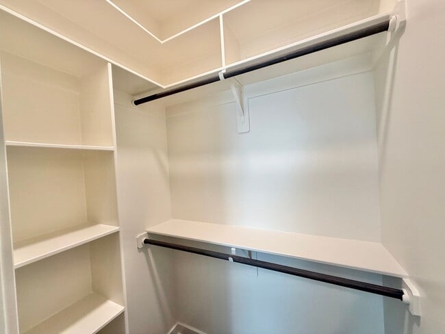 Building Photo - **OFFERING RENT PROMOTION FOR FIRST 6 MONT...