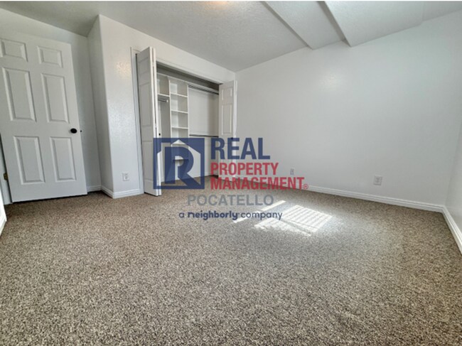 Building Photo - 5 Bedroom 3.5 Bath Duplex - 2 car garage