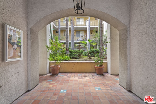 Building Photo - 1225 Armacost Ave