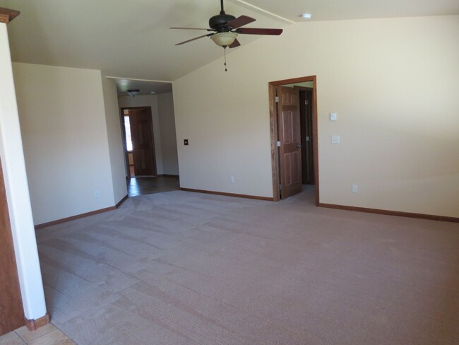 Building Photo - 2 BEDROOM | 2 BATH | TOWNHOME | GARAGE | S...