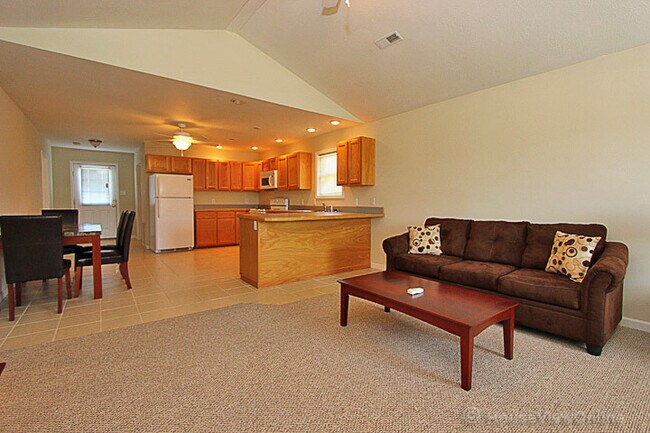 Building Photo - Spacious 2 Bedroom in Cape