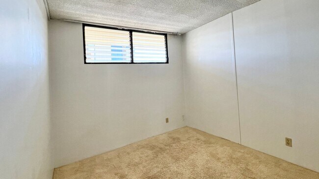 Building Photo - AVAILABLE NOW - SPACIOUS 2BD/1BA WITH 1 COVERED SECURED PARKING!