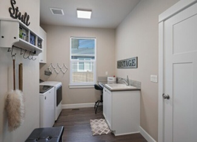 Building Photo - Gorgeous Single Level Home with Mountain V...