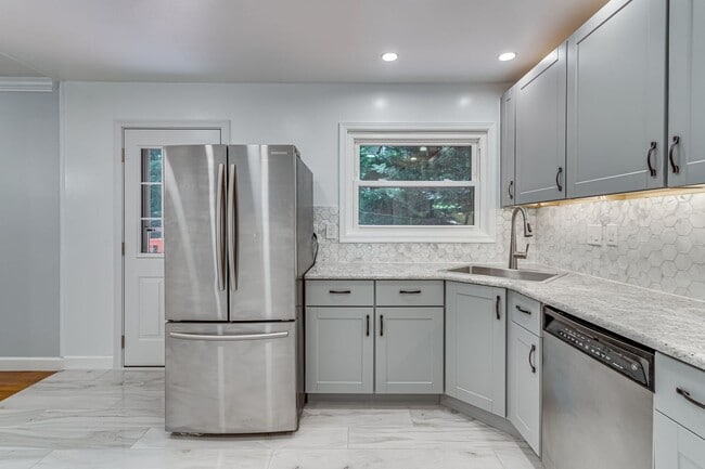 Building Photo - Charming 3+ BR single family home available now