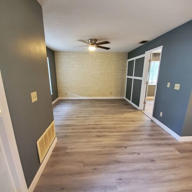 Building Photo - Duplex with 2bedrooms & another room that could be 3rd bedroom or office den space.
