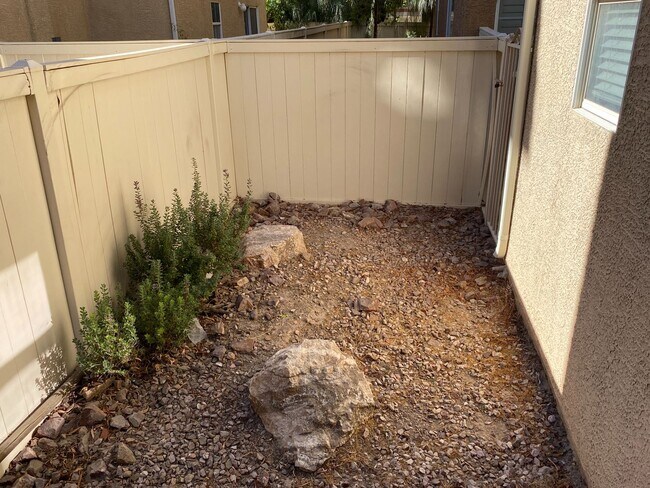 Building Photo - Beautiful Trilevel 3 Bed/3bath/2 car home located in Northwest Las Vegas --Enjoy Rent-Free Holidays!