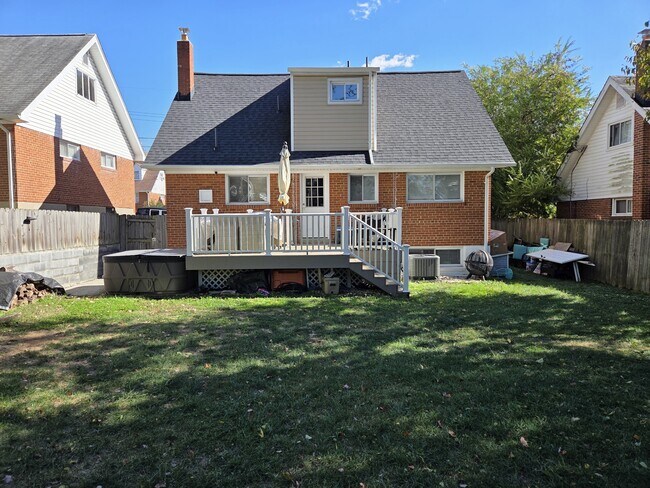 Building Photo - 108 N Gladden St