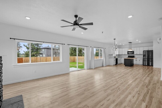 Building Photo - Gorgeous Grandview 5 Bedroom 3 Bath Luxury...