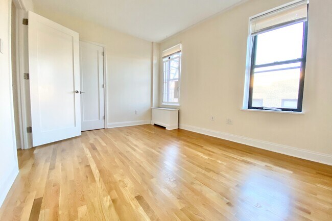 Building Photo - 105 Pinehurst Ave