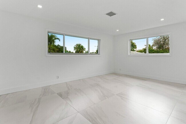 Building Photo - 902 SW 27th Pl