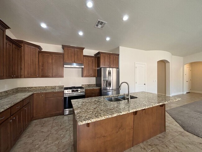 Building Photo - SPACIOUS HOME FOR RENT!
