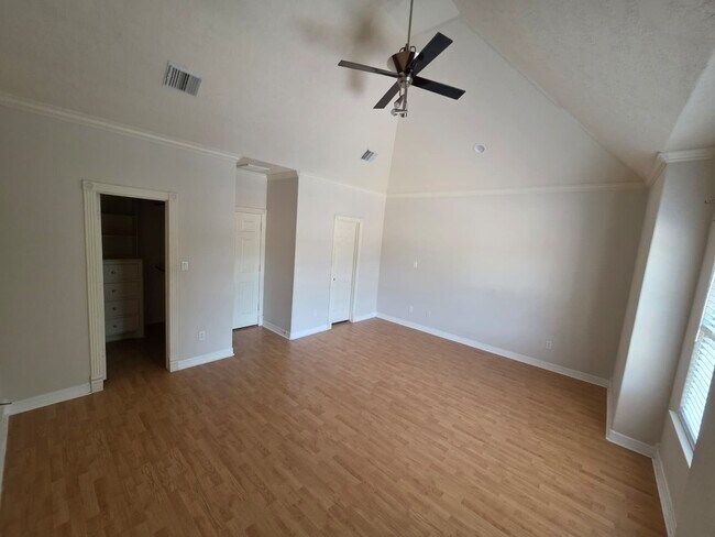Building Photo - 16020 Fountainview Dr