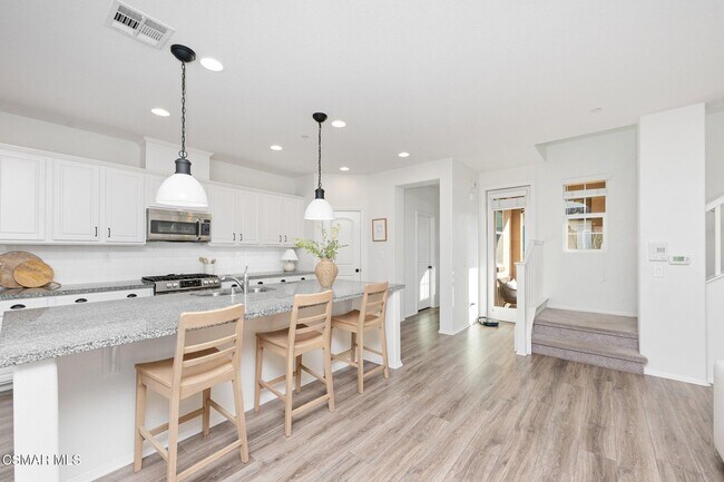 Building Photo - 425 Stratus Ln